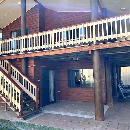 Beachside Modern Cedar Home Emu Park Exterior photo