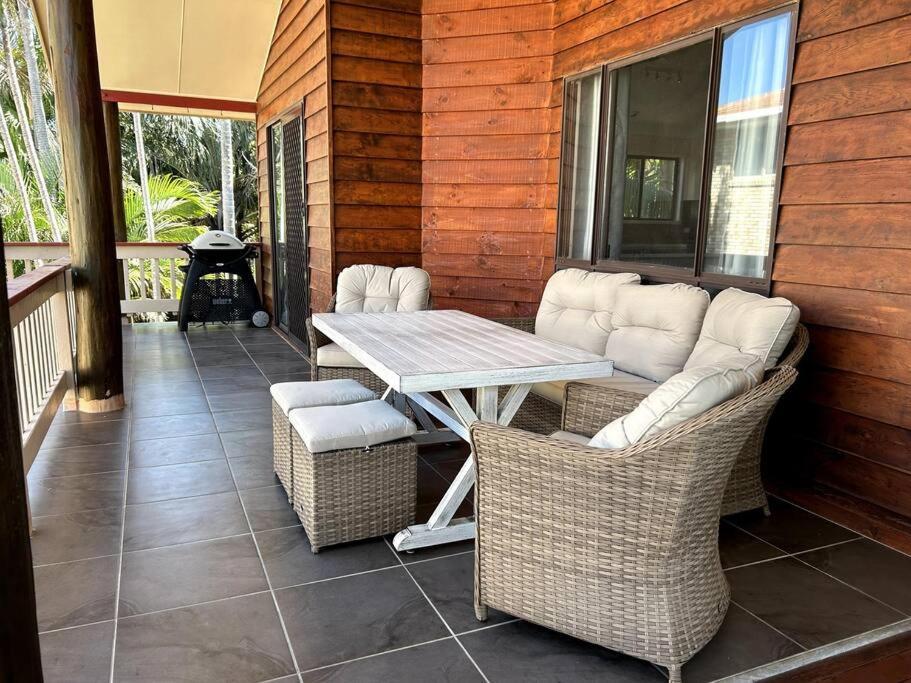 Beachside Modern Cedar Home Emu Park Exterior photo