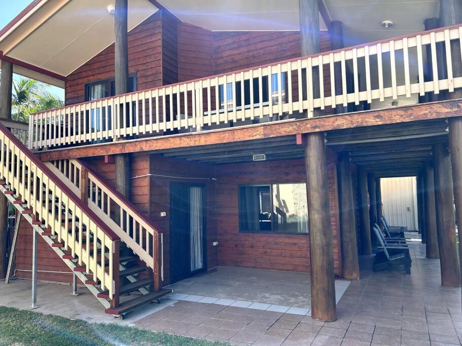 Beachside Modern Cedar Home Emu Park Exterior photo