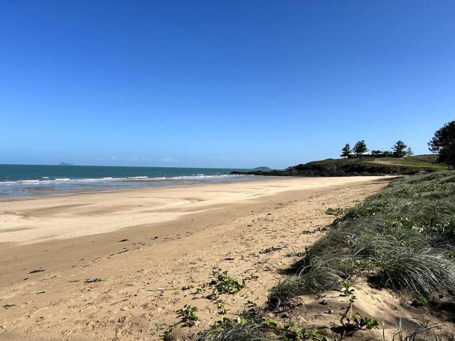 Beachside Modern Cedar Home Emu Park Exterior photo